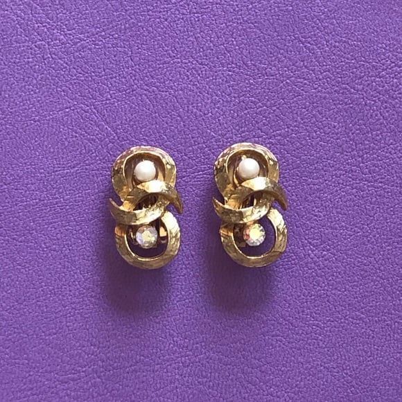 Vintage Clip Earrings - Picture 1 of 2